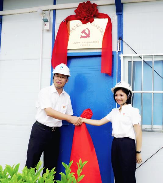 4.1陈祖训为项目党支部成立揭牌。谢微旋 摄700.JPG