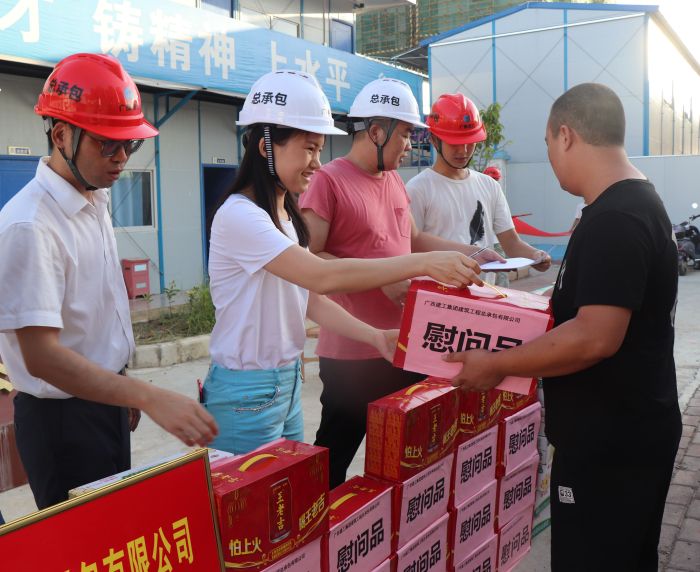 发放慰问品。 杨俊峰 摄.jpg