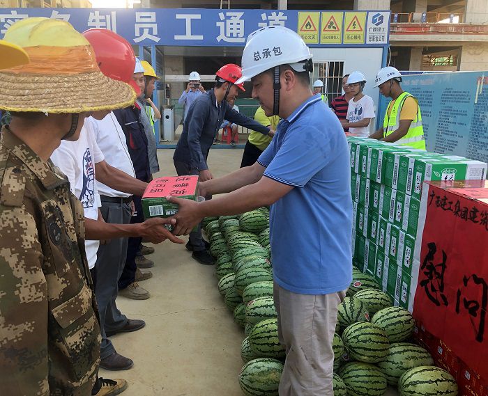 发放清冷物资。卢瑞阳 摄.JPG