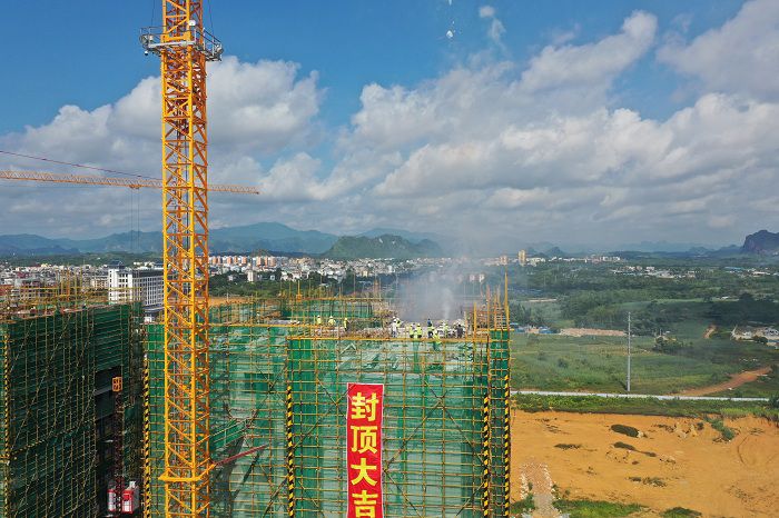 封顶照片。卢瑞阳 摄.JPG