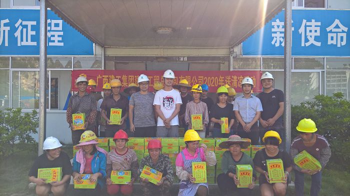 西宁高中项目部慰问现场。 刘华山 摄.jpg