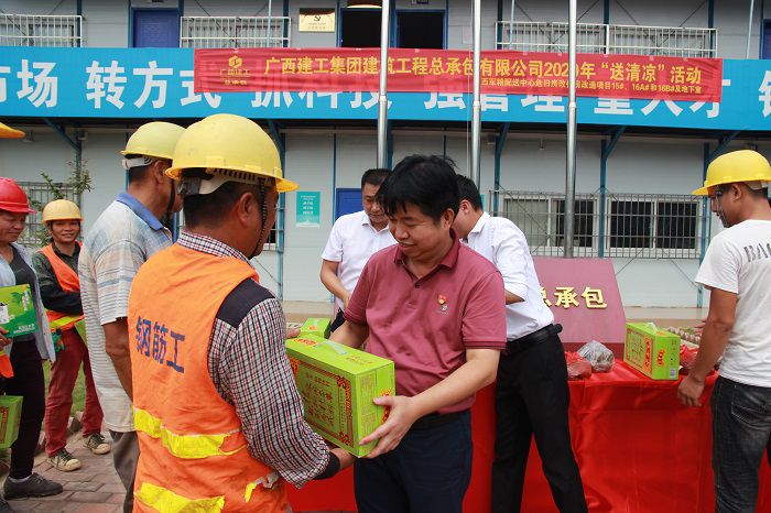 岑廷义在给工人发放慰问品。邓灿滨 摄.JPG