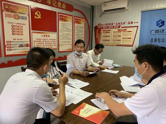 查抄组查抄资料。 刘萌萌 摄.jpg