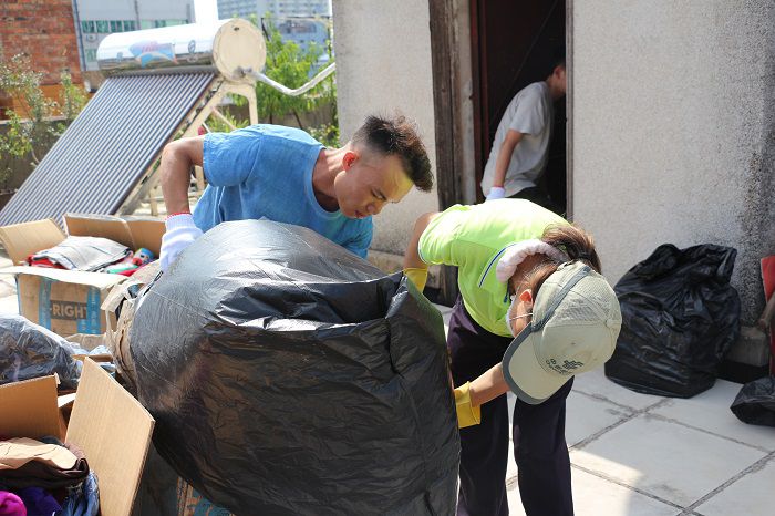 收运垃圾。刘萌萌 摄.JPG