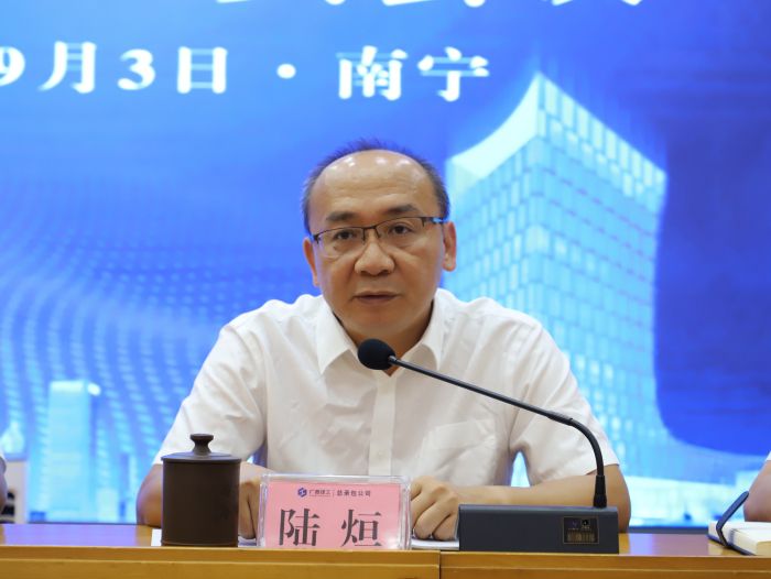 陆烜主持。李立云 摄.jpg