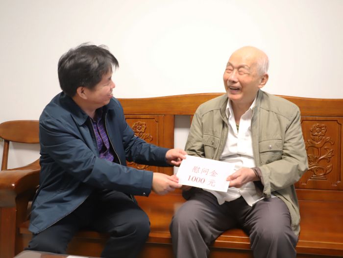 1奉上慰问金.jpg