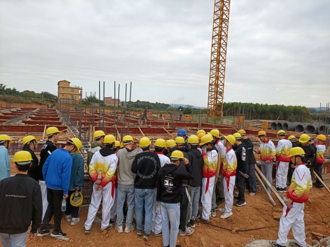 学生观摩进建现场。龙兆开 摄.jpg