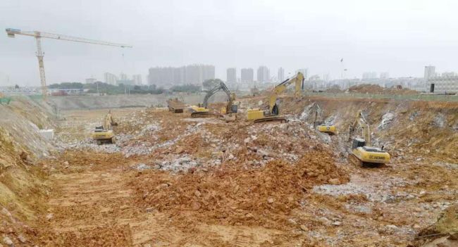 1图书馆土方开挖现场。莫光富 摄.jpg