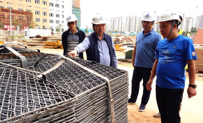 公司党委副书记、纪委书记、工会主席岑廷义深刻现场查看。谢微旋 摄.jpg