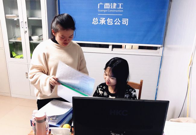 内业工作组加班加点力杏装当日事当日毕”；瓶『 摄.jpg