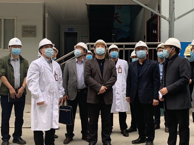 视察项目现场；畦￡ 摄（建图）.jpg