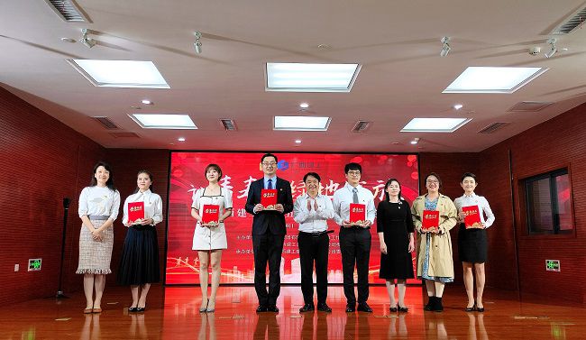 领奖现场。郑诗宝 摄（建图）.jpg