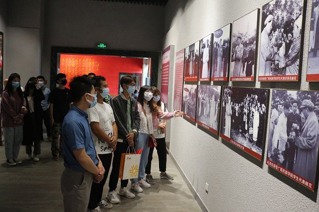 参观进建现场。张钊林 摄（建图）.jpg