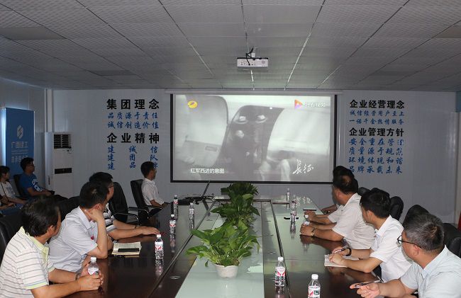 主题党日活动观影现场。张钊林 摄（建图）.jpg