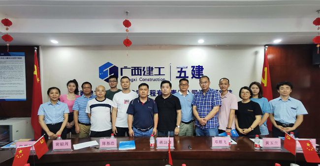 双方合影留想。五建设计钻研院供图（建图）.jpg