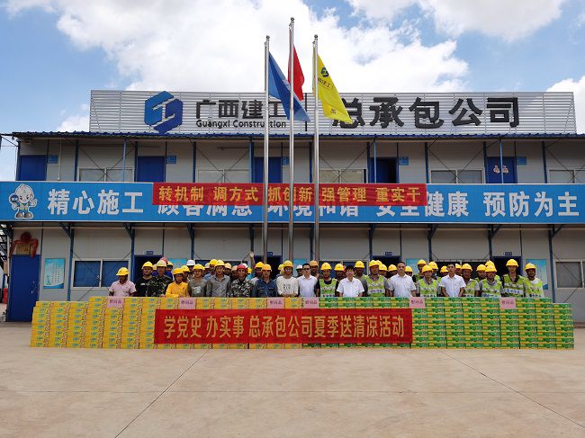 送清冷活动。韦文 摄（建图）.jpg