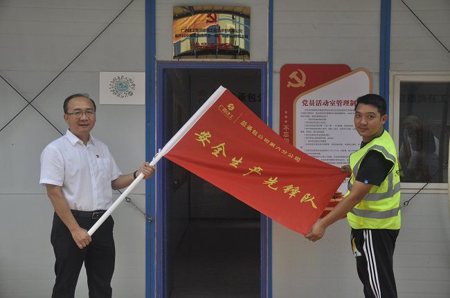 授旗现场。王瑾贞 摄（建图）.jpg