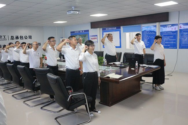 重温入党誓词。张钊林 摄（建图）.jpg