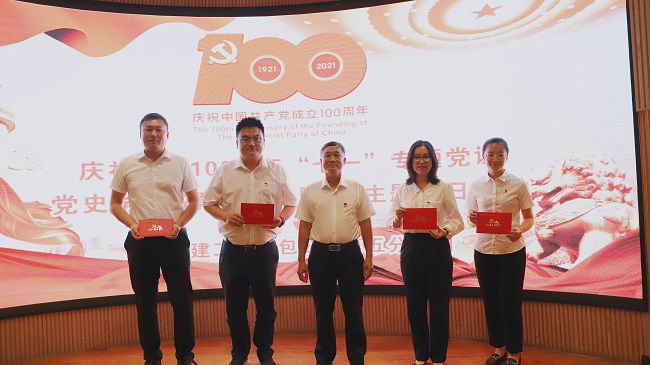 赠送政治生日贺卡合影。卢勤 摄（建图）.jpg