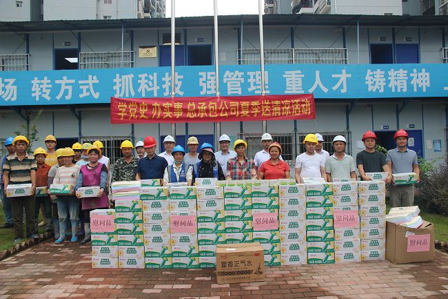 送清冷现场。吴茜 摄（建图）.jpg