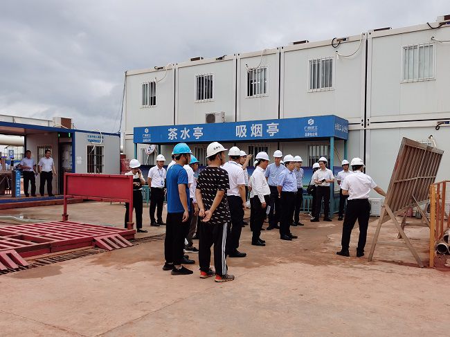 孙大光在听取项目情况汇报。祁建强 摄（建图）.jpg