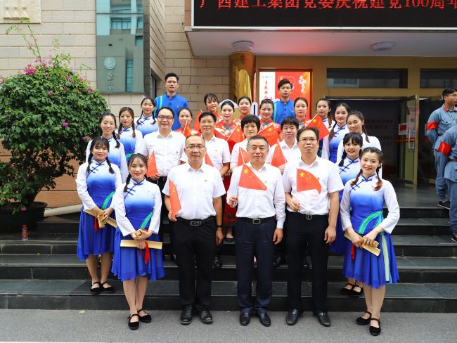 辅导与演职人员合影。李立云 摄.jpg