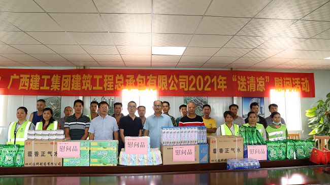 合影。杨钰 摄（建图）.jpg