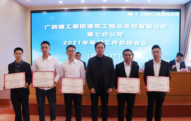 陈祖训为获奖职工宣告证书。周煜川 摄（建图）.jpg