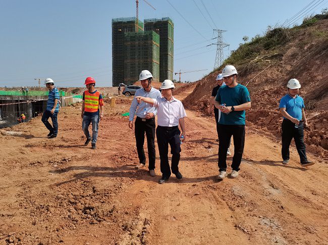 到直属分公司大派河项目查抄。梁海燕 摄（建图）.jpg