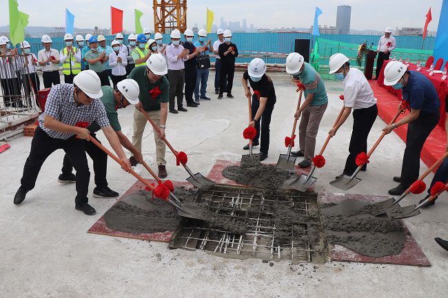 与在场嘉宾一起为封顶浇筑培土。周煜川 摄（建图）.jpg