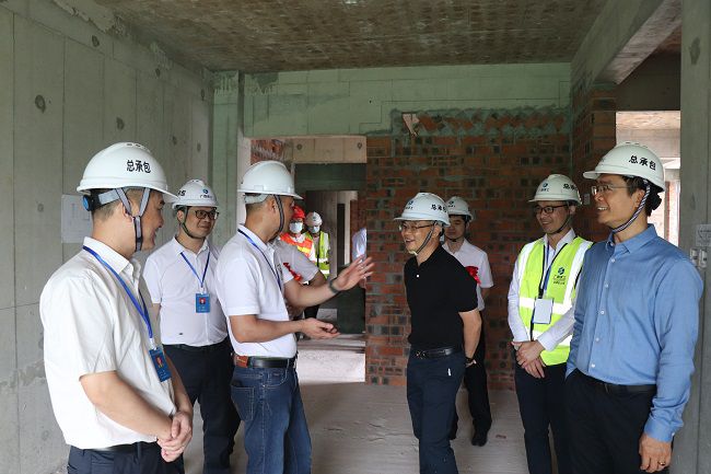 深刻现场检阅建设情况。周煜川 摄（建图）.jpg