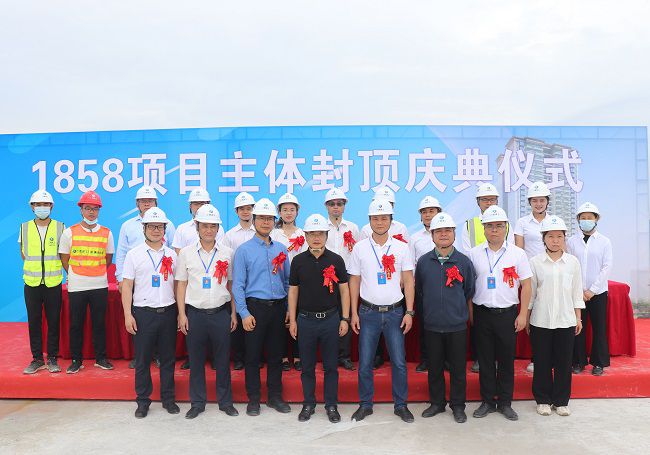 邓少新与在场职工合影留想。周煜川 摄（建图）.jpg