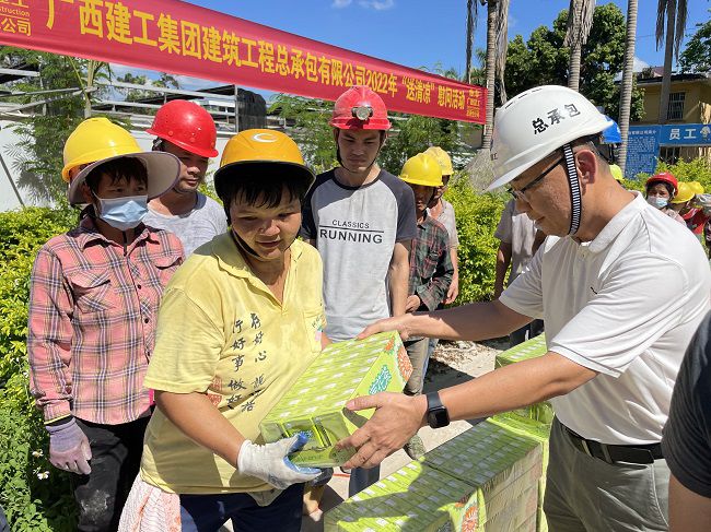 （建图）陆烜为工人发放清冷慰问品。容芝雅 摄.jpg