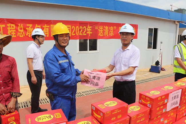 发放慰问品。张钊林 摄（建图）.jpg