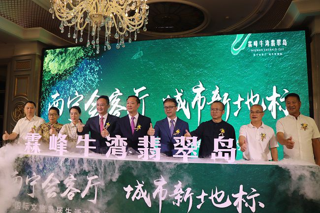 邓少新与参与嘉宾一起合影留想。 周煜川 摄（建图）.jpg
