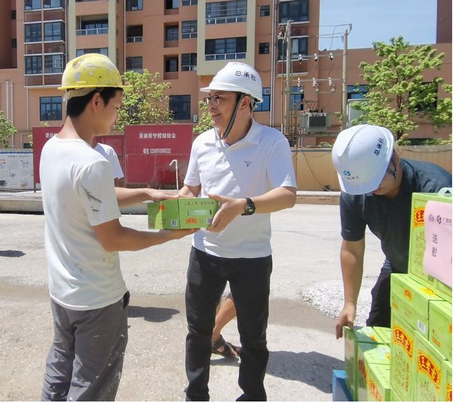 发放慰问品。潘文君 摄（建图）.jpg