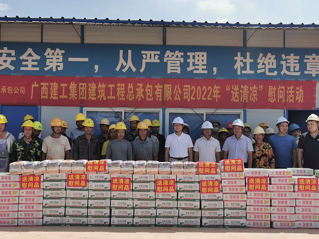 慰问活动合影。王瑾贞 摄（建图）.jpg