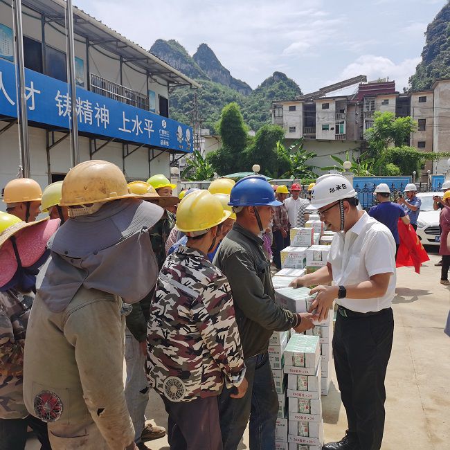 发放慰问品。陈享 摄（建图）.jpg