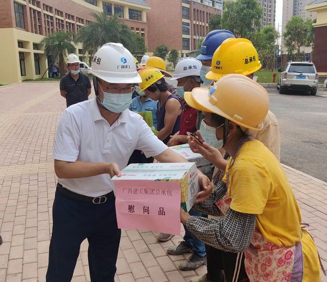 发放慰问品 。彭永彬 摄（建图）.jpg