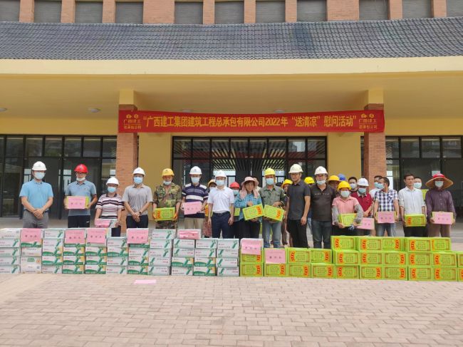 送清冷活动现场。彭永彬 摄（建图）.jpg