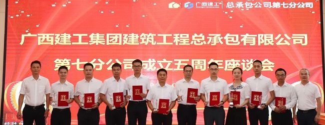 邓少新与获奖职工合影。周煜川 摄（建图）.jpg