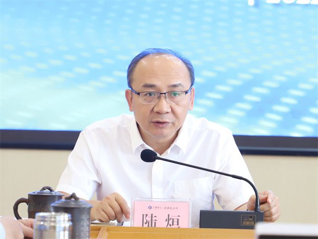 陆烜主持1.jpg