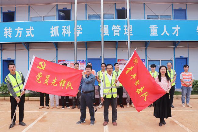 岑廷义和张力为党支部授旗。周煜川 摄（建图）.jpg