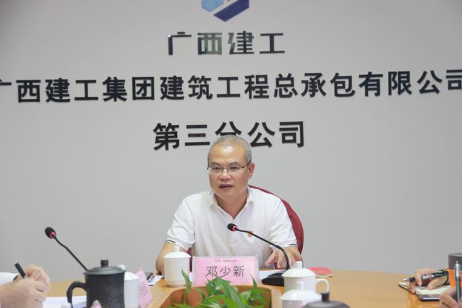 邓少新宣讲党的二十大心灵。梁红玉 摄（建图）.jpg