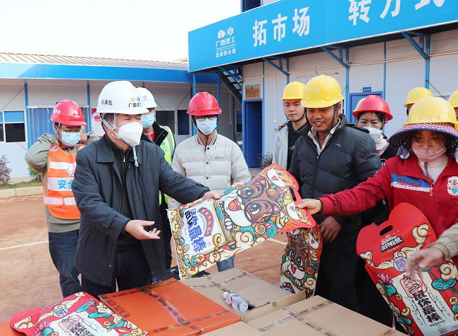发放慰问品。周煜川 摄（建图）.jpg
