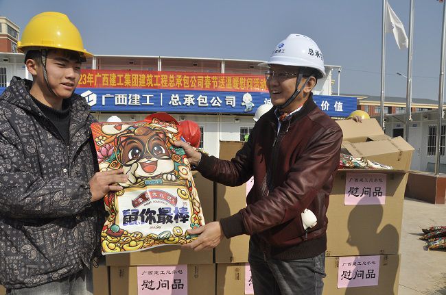 黎平山发放慰问品。王瑾贞 摄（建图）.jpg