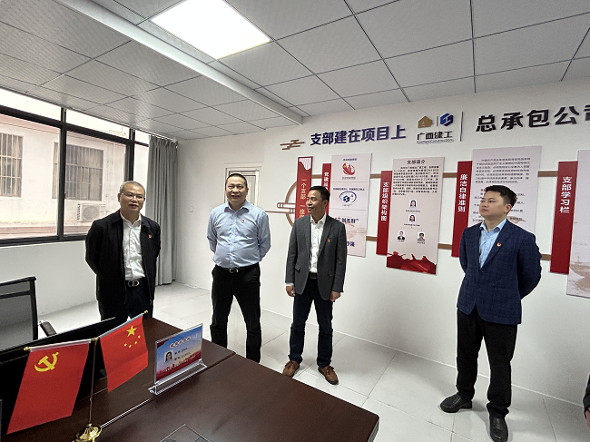 邓少新参观项目党员活动室。蔡怡灵 摄（建图）.png