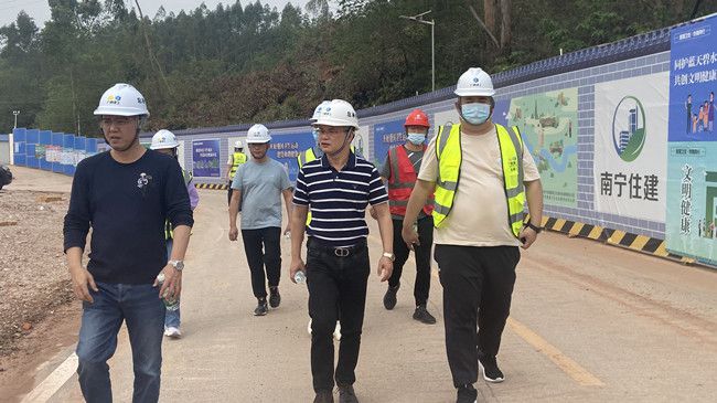 邓少新深刻施工现场查抄领导。陆勤摄（建图）.jpg