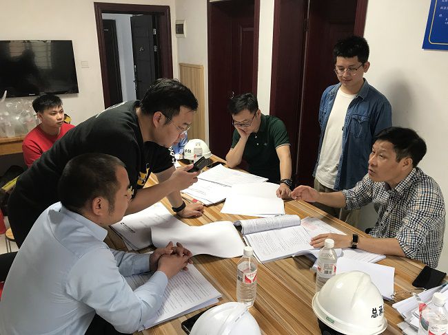 钻研解决现场问题。韦吉亮 摄（建图）.jpg
