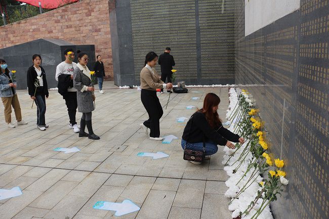 献花。张钊林  摄（建图）.jpg